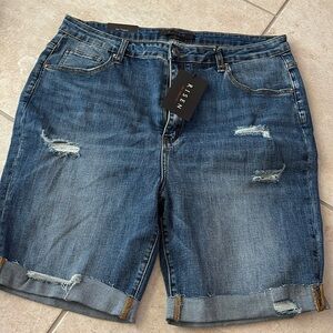 Risen Bermuda shorts